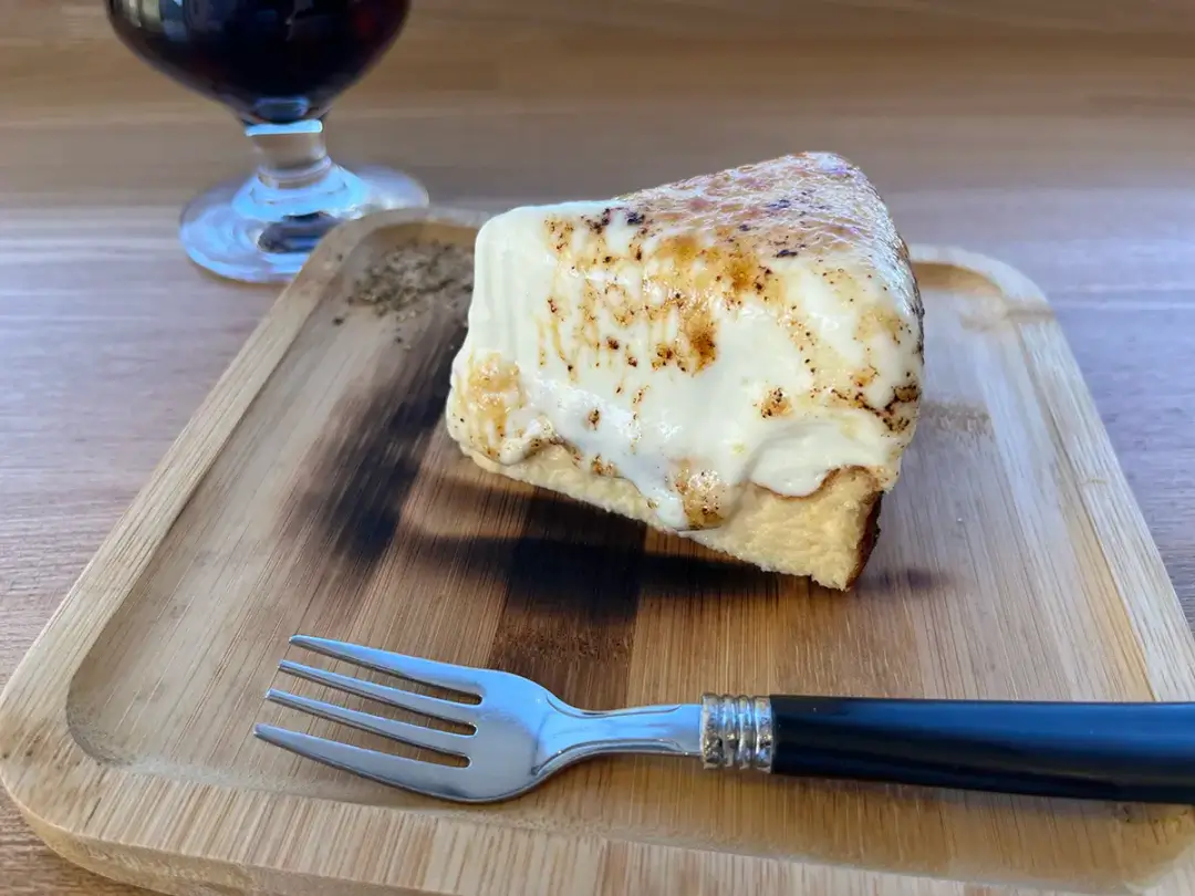 小美玉市：カフェSTANGOG(スタンドッグ)の２層の炙りチーズケーキ