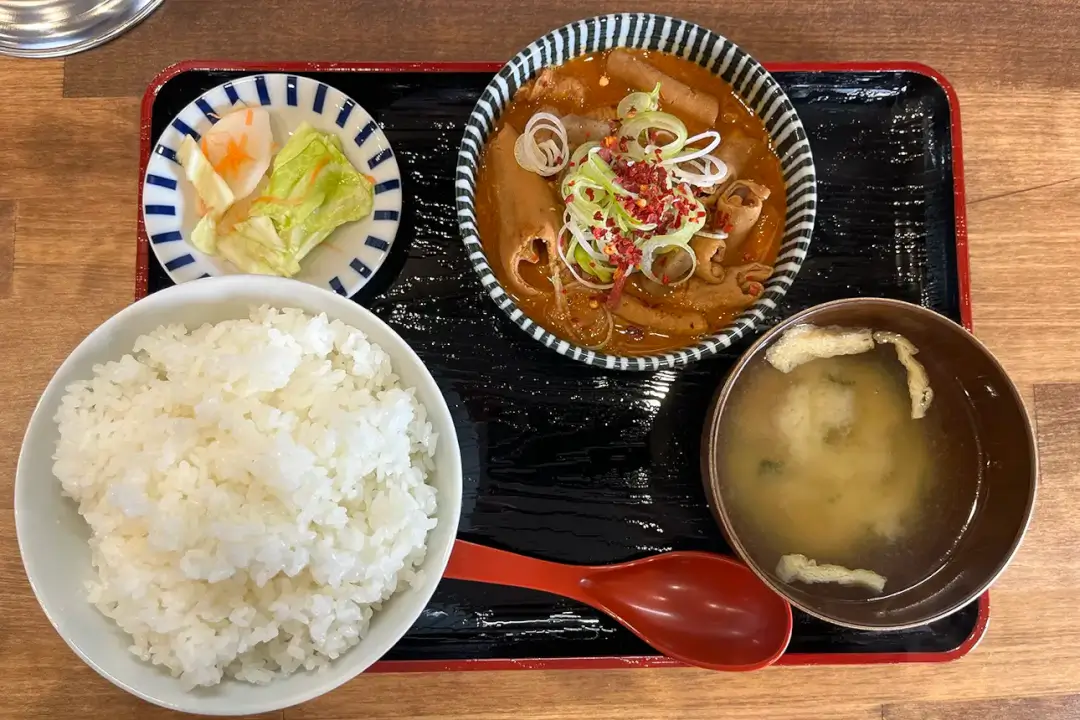 小美玉市：まるさん食堂の辛もつ煮定食