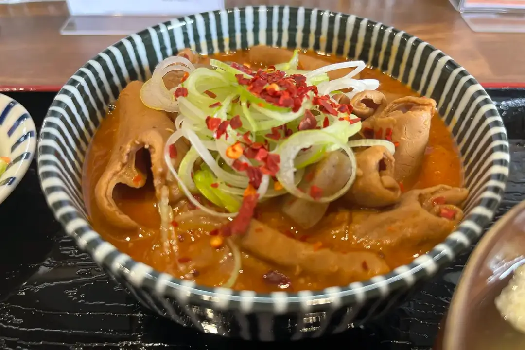 小美玉市：まるさん食堂の辛もつ煮定食