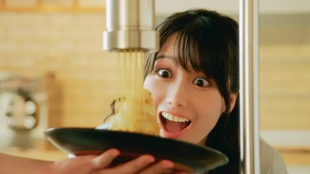 茨城観光PR：加藤里保菜が生搾りモンブランを見て驚いている