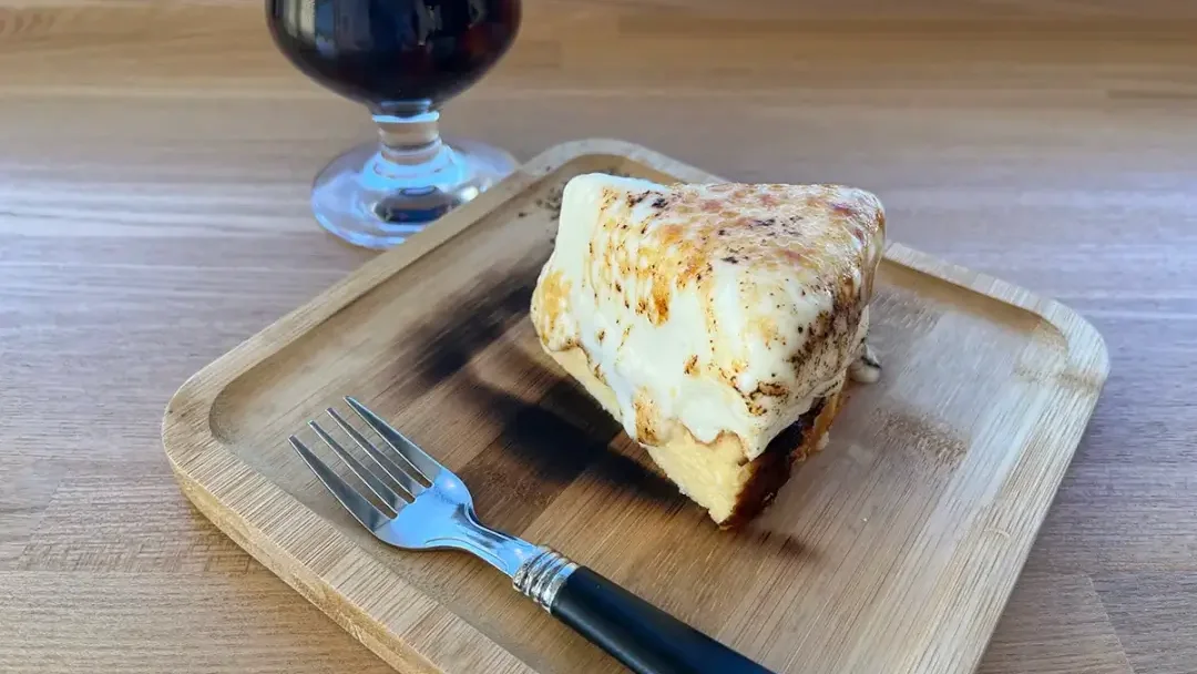 小美玉市：カフェSTANGOG(スタンドッグ)の２層の炙りチーズケーキ